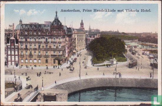 Prins Hendrikkade met Victoria Hotel.