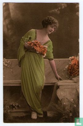 Jongedame met groene jurk en bloemen - Afbeelding 1