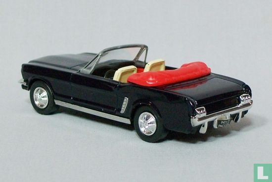 Ford Mustang Convertible - Image 2