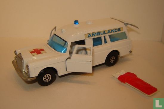 Mercedes-Benz 'Binz' Ambulance - Bild 3