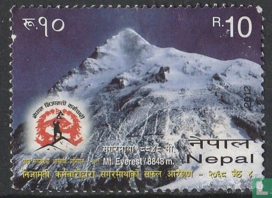 1e beklimming Mt. Everest door Nepalese ambtenaren