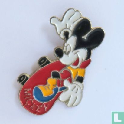 Mickey Mouse op skateboard - Image 1