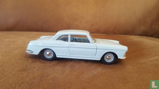 Peugeot 404 Coupe - Image 2