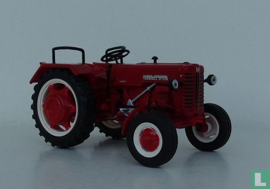 McCormick Farmall D-320 - Image 1