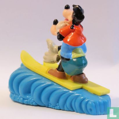 Goofy and Max on waterskiing - Image 2