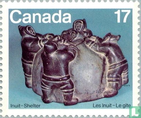 Fünf Inuit bei der Bau eines Iglus
