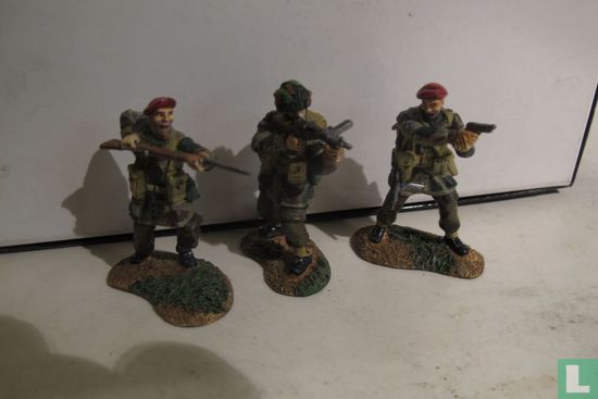 attacking British paratroopers - Image 2