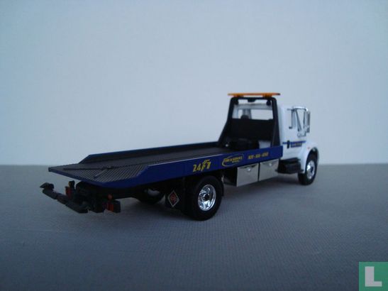 International DuraStar Flatbed Tow Truck - Image 2