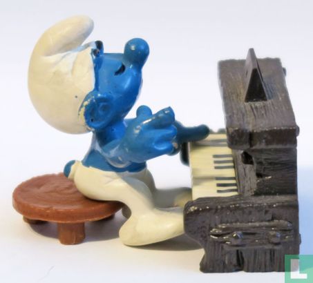 Smurf on the piano  - Image 1
