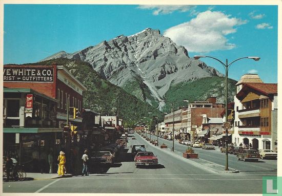 Banff Aveneu with Cascade Mountain - Afbeelding 1