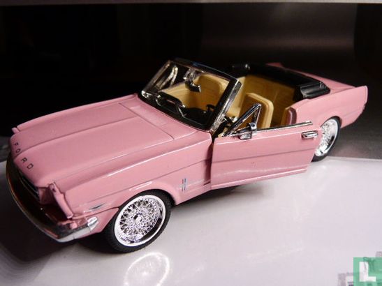 Ford Mustang Convertible - Bild 1