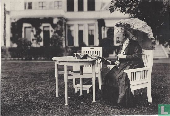 H.M. de Koningin Moeder in den tuin van het paleis te Soestdijk - Image 1