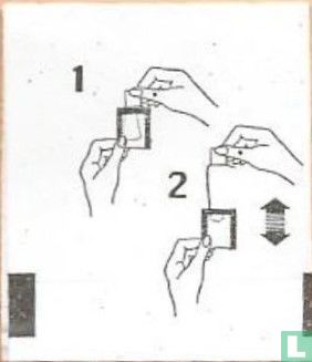 Handen halen label uit theezakje - Image 1