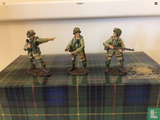 Three Standing US Paratroopers in Action - Afbeelding 2