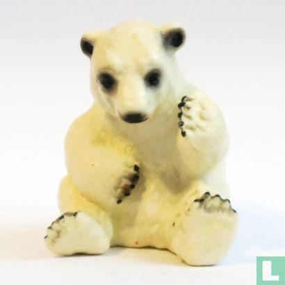 polar bear baby sitting - Image 1