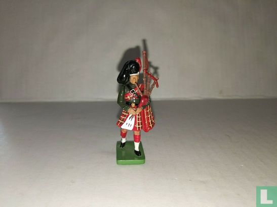 W BRITAIN 1990 SOLDIER with Bagpipes - Image 1