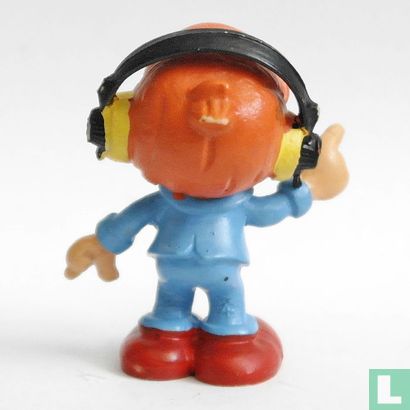 Petit garçon avec des écouteurs - Image 2