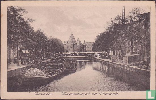 Kloveniersburgwal met Nieuwmarkt.