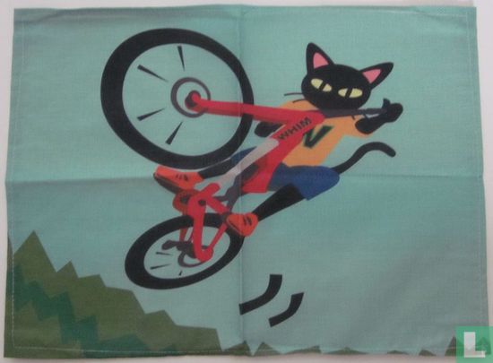 Kat op rode crossfiets