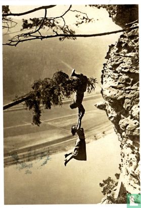American stuntman Luciano Albertini risks his life and that of fellow player Lya De Putti for suspense in the film The Ravine of Death, 1923. - Bild 1