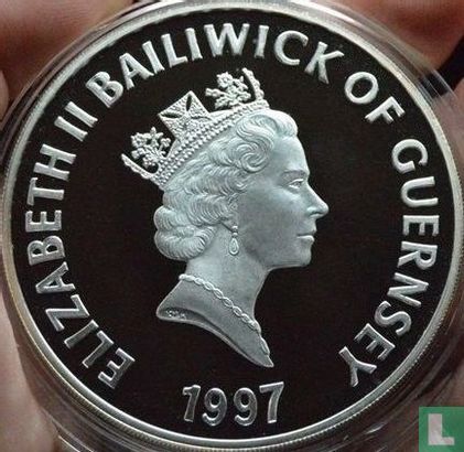 Guernsey 10 pounds 1997 (PROOF) "50th Wedding anniversary of Queen Elizabeth II and Prince Philip" - Afbeelding 1