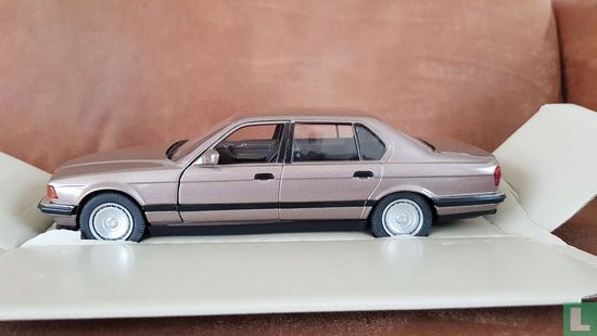 BMW 750i - Image 2