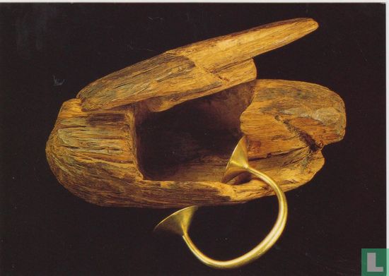 Gold dress-fastener found in a wooden box. From Killymoon, Co Tyrone - Afbeelding 1