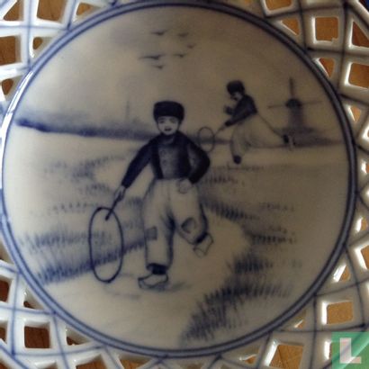 Decorative plate, children playing with hoop - Image 3