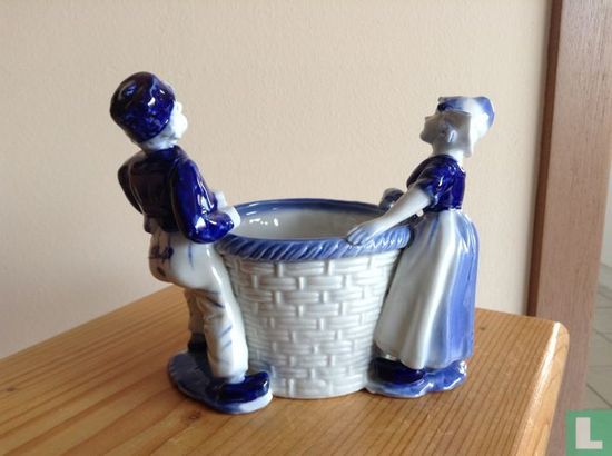 Couple with basket - Image 3