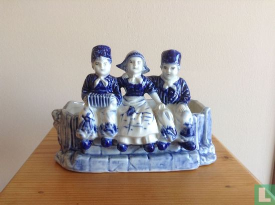 3 persons on a tray - Image 1
