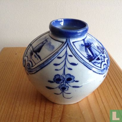 Decorative vase - Image 1