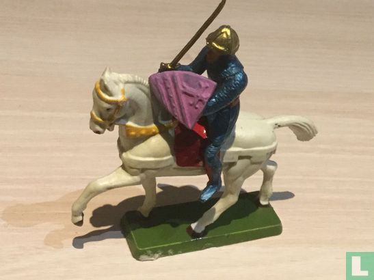 Ritter zu Pferd mit Schwert in der Luft und Schild - Bild 1