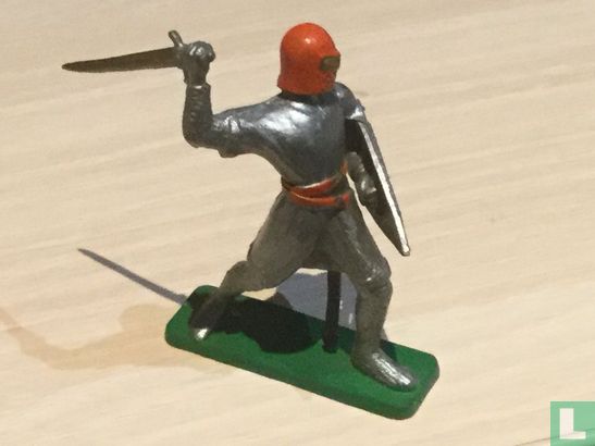 Ridder strijdend met zwaard en schild  - Afbeelding 1
