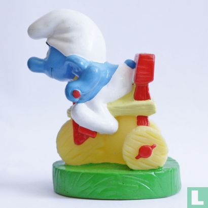 Smurf on tricycle - Image 3