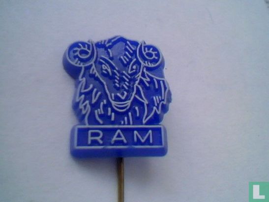 Ram [blanc sur bleu]