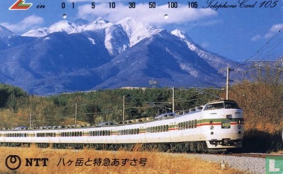 Treinstel met bergen op de achtergrond - Image 1