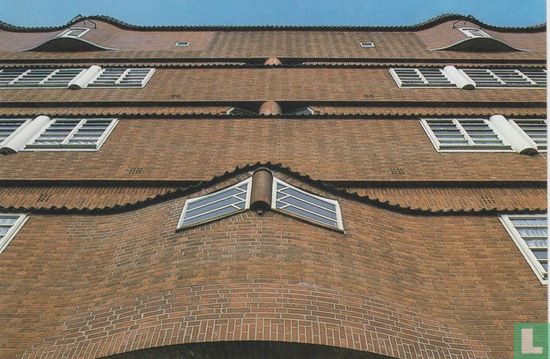 Amsterdam School architecture: Zaanstraat. workers housing complex built 1917-21 - Afbeelding 1