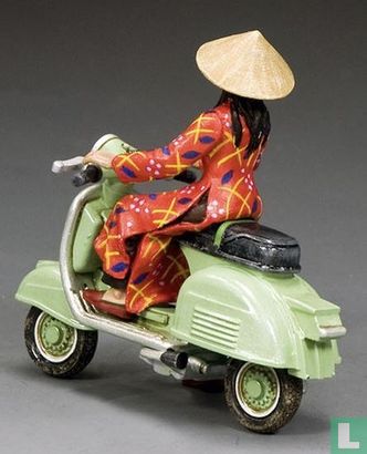 The Pale Green Vespa Girl - Afbeelding 3