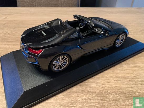BMW i8 Roadster - Image 2