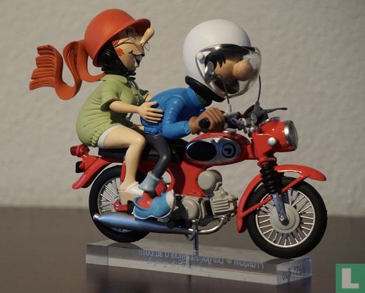 Gaston und Miss Janny auf dem Motorrad - Bild 1