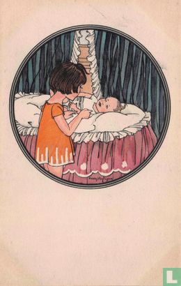 Meisje in oranje jurk staat bij baby - Image 1