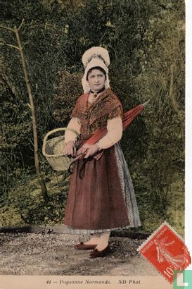 Franse Briefkaart met jonge vrouw in Normandische kledingsdracht - Afbeelding 1