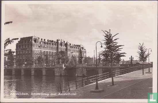 Amstelbrug met Amstelhotel
