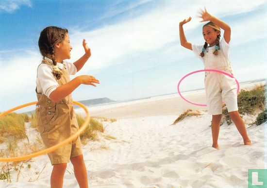 Twee meisjes hoelahoepen op strand - Image 1