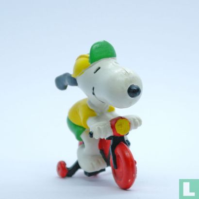 Snoopy on bicycle with training wheels - Image 1