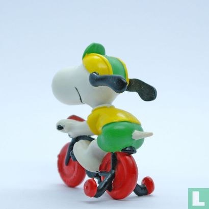 Snoopy op fiets met zijwieltjes - Afbeelding 2