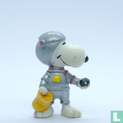 Snoopy as an astronaut with moonstone - Image 1