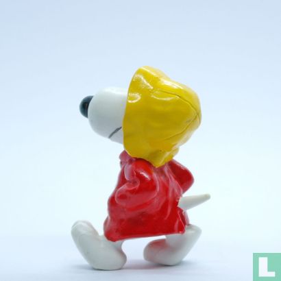 Snoopy in raincoat with rain cap - Image 3