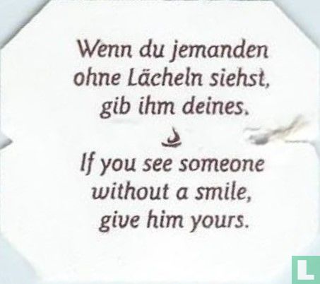 Wenn du jemanden ohne Lächeln siehst, gib ihm deines. • If you see someone without a smile, give him yours. - Afbeelding 1