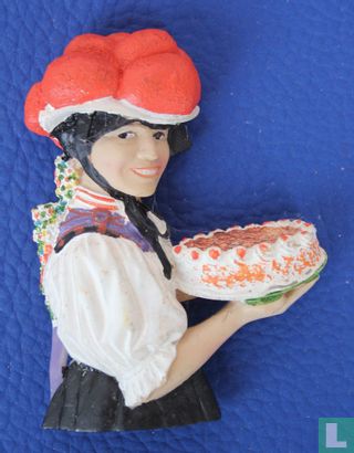 Vrouw uit het Zwarte Woud met Schwarzwalder Kirsch taart